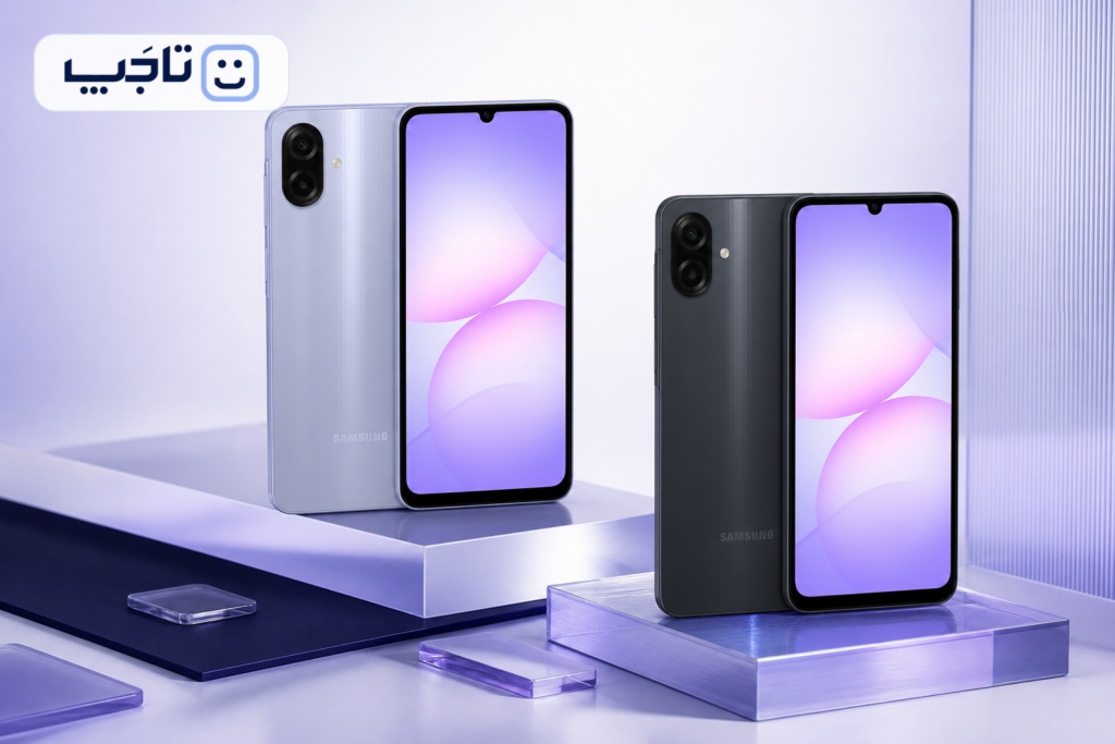 تصویر اصلی مقایسه دو نسخه Galaxy A07 با رنگ‌های بنفش روشن و مشکی در تحریریه تاجپ
